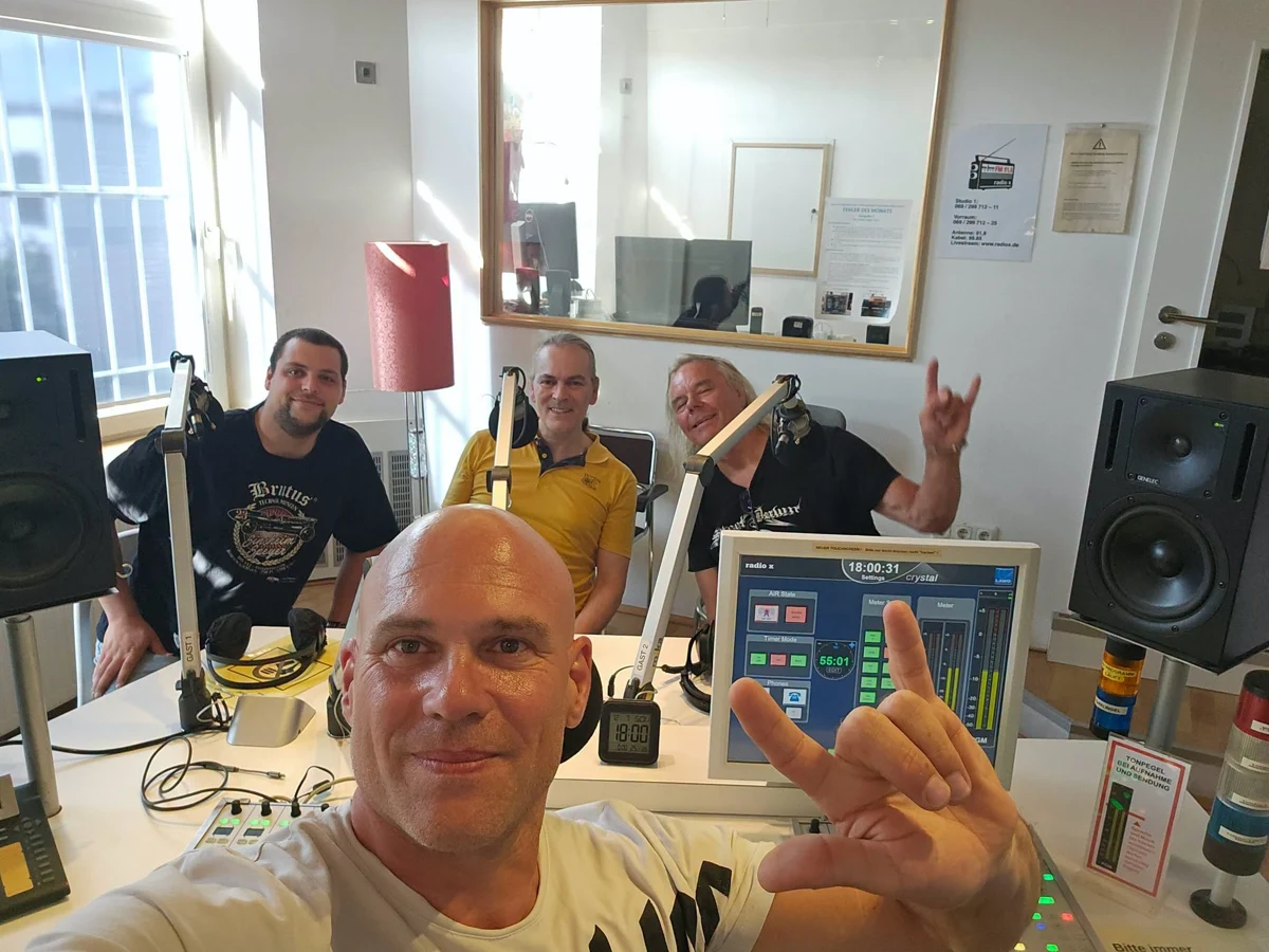 Born Meißner mit Gästen im Sendestudio von Radio X